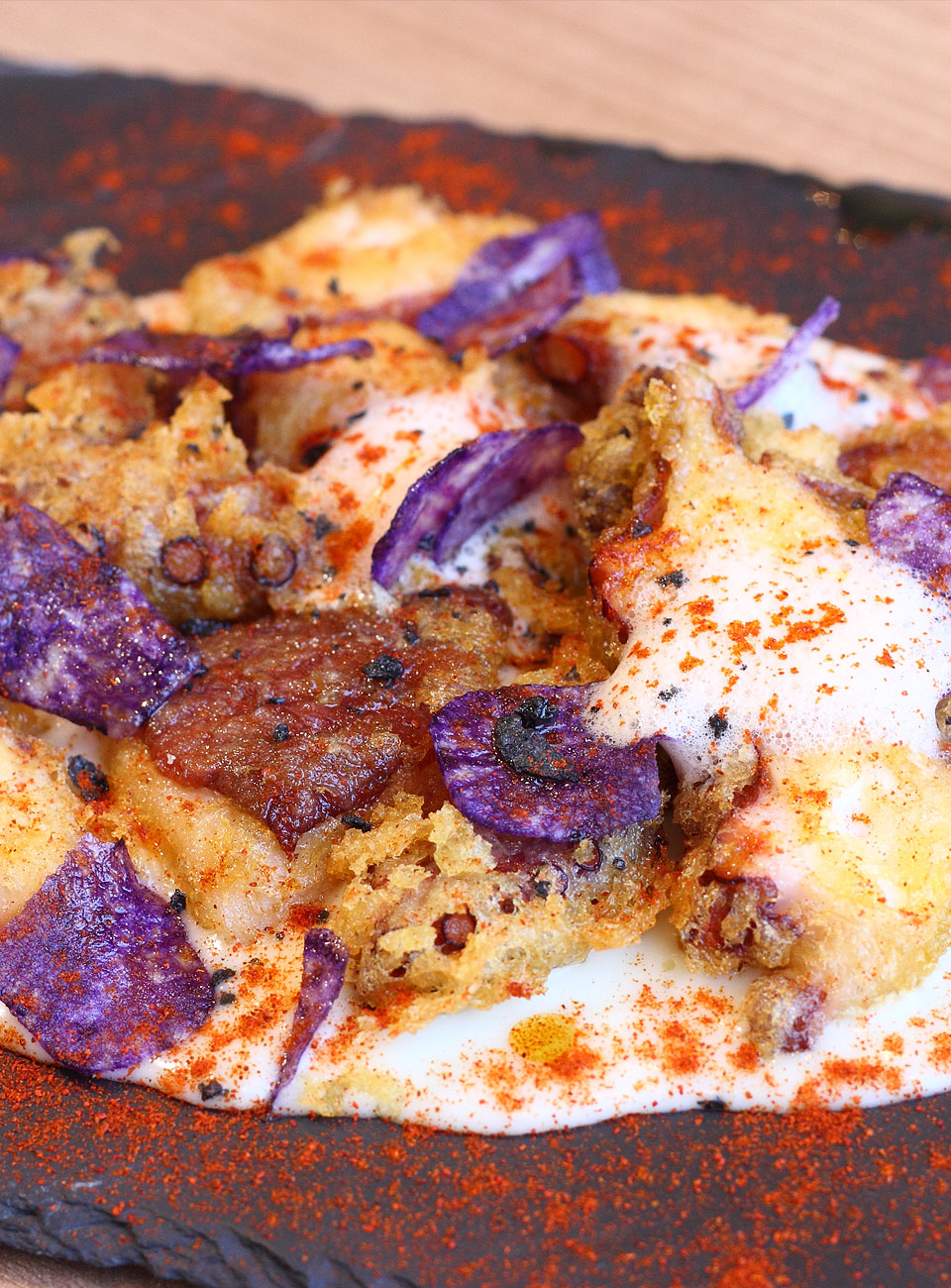 Pulpo asado con panko y chips de patata violeta